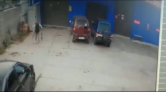 Появилось видео, где неизвестный украл автомобильную дверь в Кирове: мужчину ищут