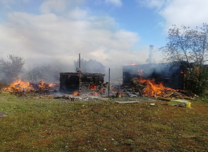 В Кировской области сгорел жилой дом с хозпостройками и баней