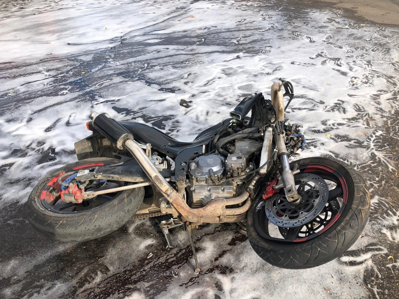 В Кировской области на глазах сотрудников Госавтоинспекции мотоцикл столкнулся с УАЗом