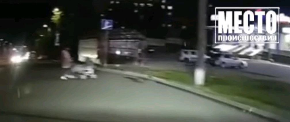 В Кирове женщина с коляской выбежала на оживленную дорогу: видео