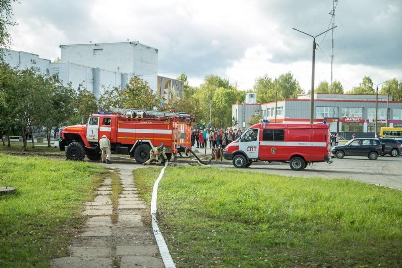 В кировскую школу прибыли 7 пожарных машин