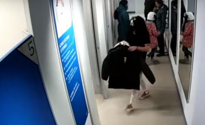 В Кирове полиция ищет женщину за кражу трех курток из магазина