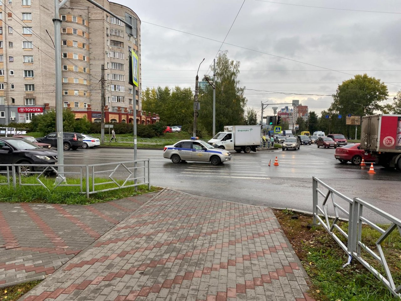 В Кирове 22-летний водитель сбил женщину: на месте работали медики