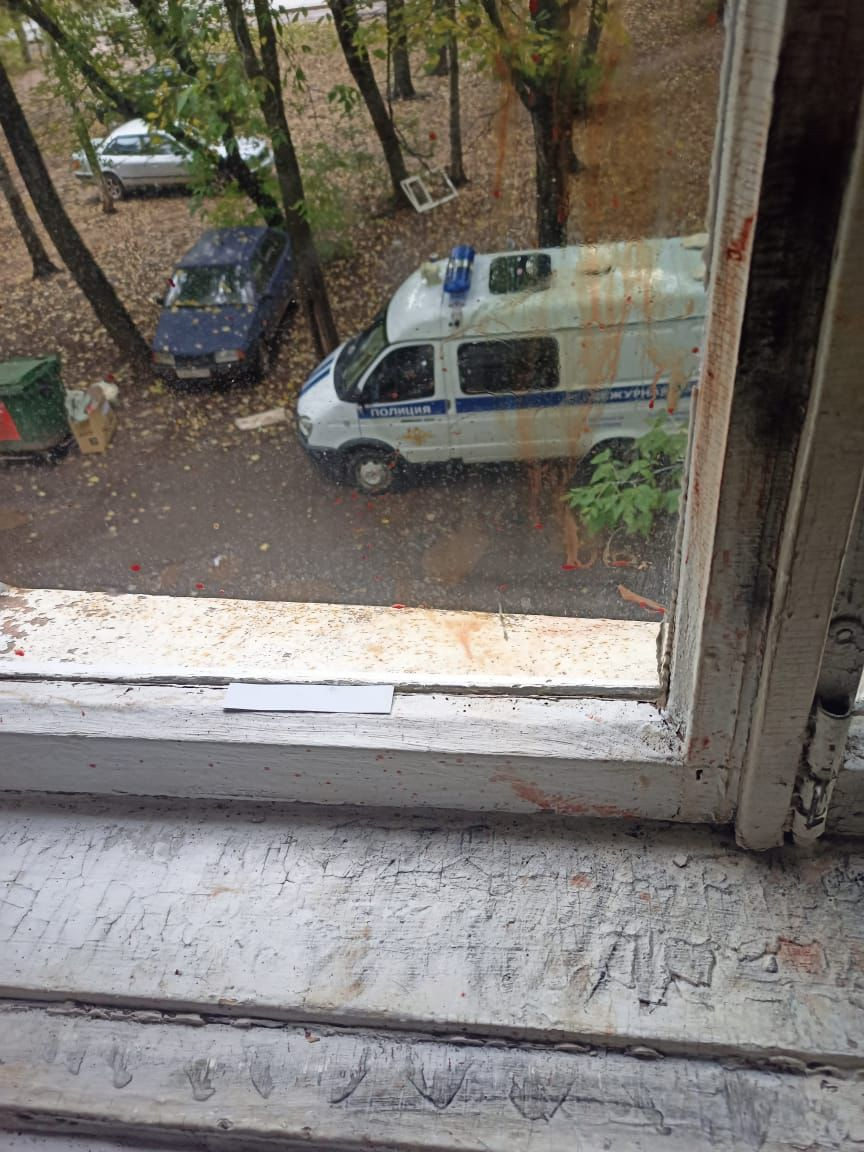 В Кирове мужчина выкинул из окна сожительницу и стал добивать ее на улице