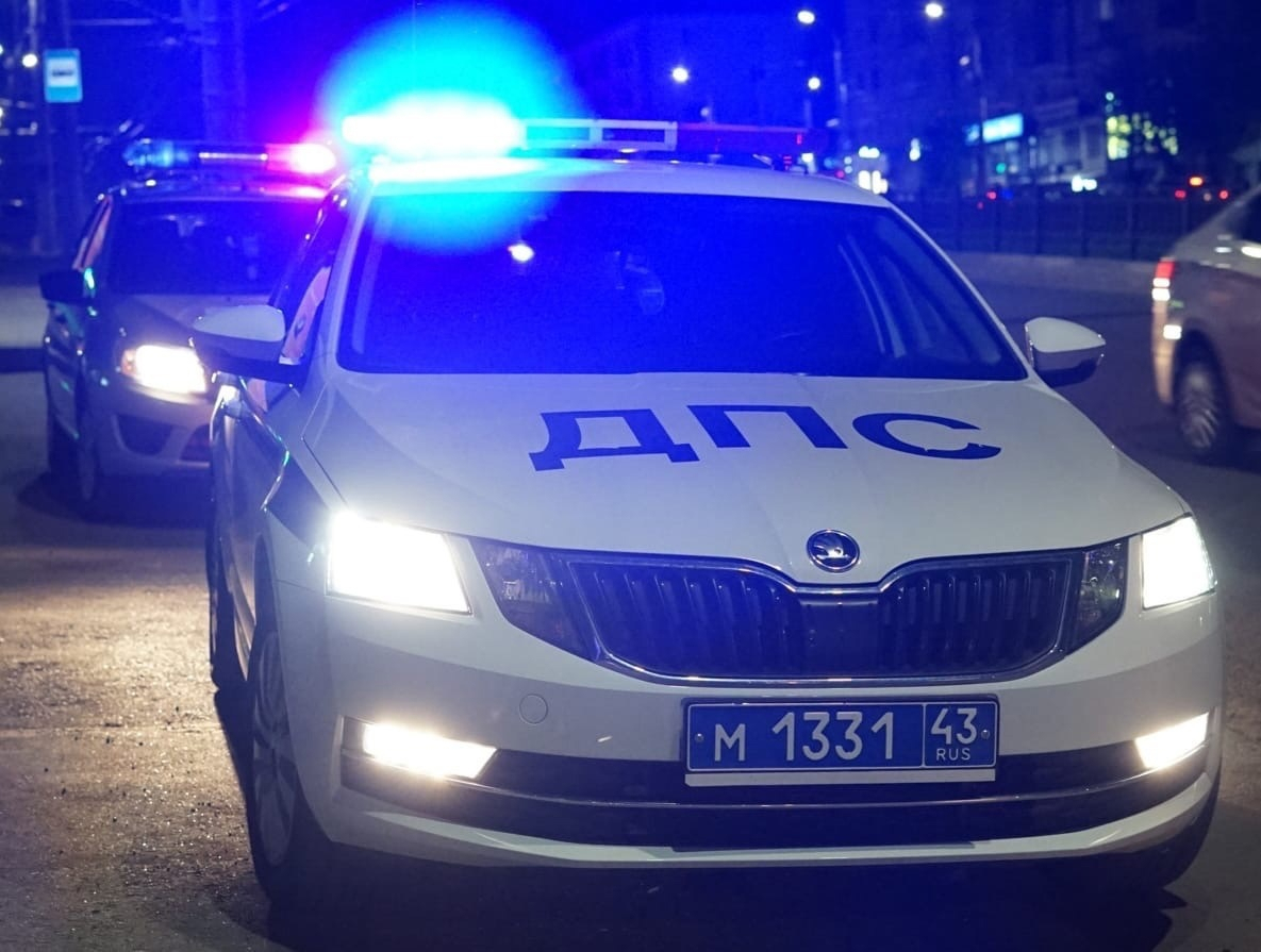 У кафе в Кировской области полицейский стрелял по машине буйного водителя