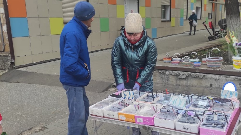 В Кирове на улице Труда незаконно торговали очками
