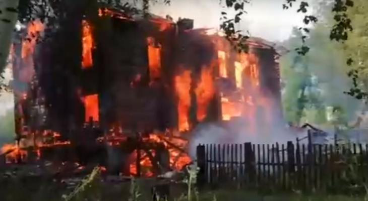 В Кирове загорелся двухэтажный садовый дом