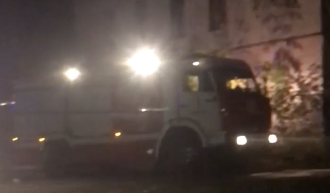 В Кирове загорелось заброшенное здание больницы за «Алыми парусами»