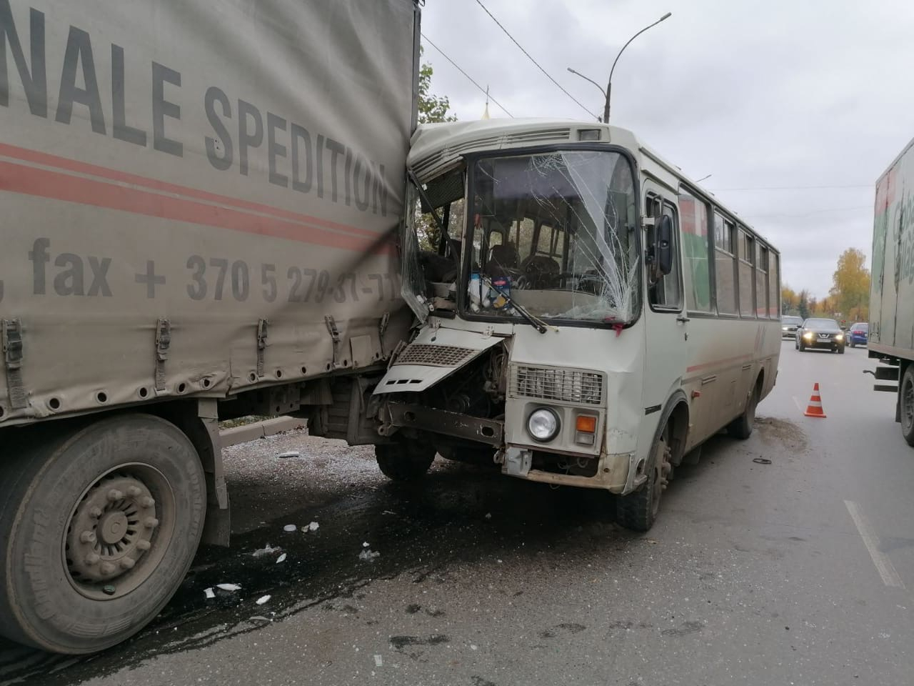 В Кирове на улице Ломоносова автобус с пассажирами врезался в грузовик