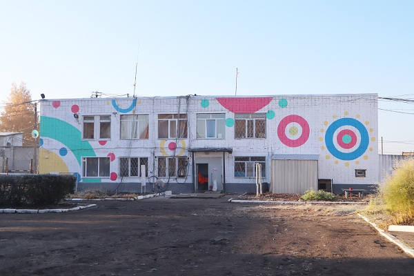 Колонию в Кировской области украсили в дымковском стиле