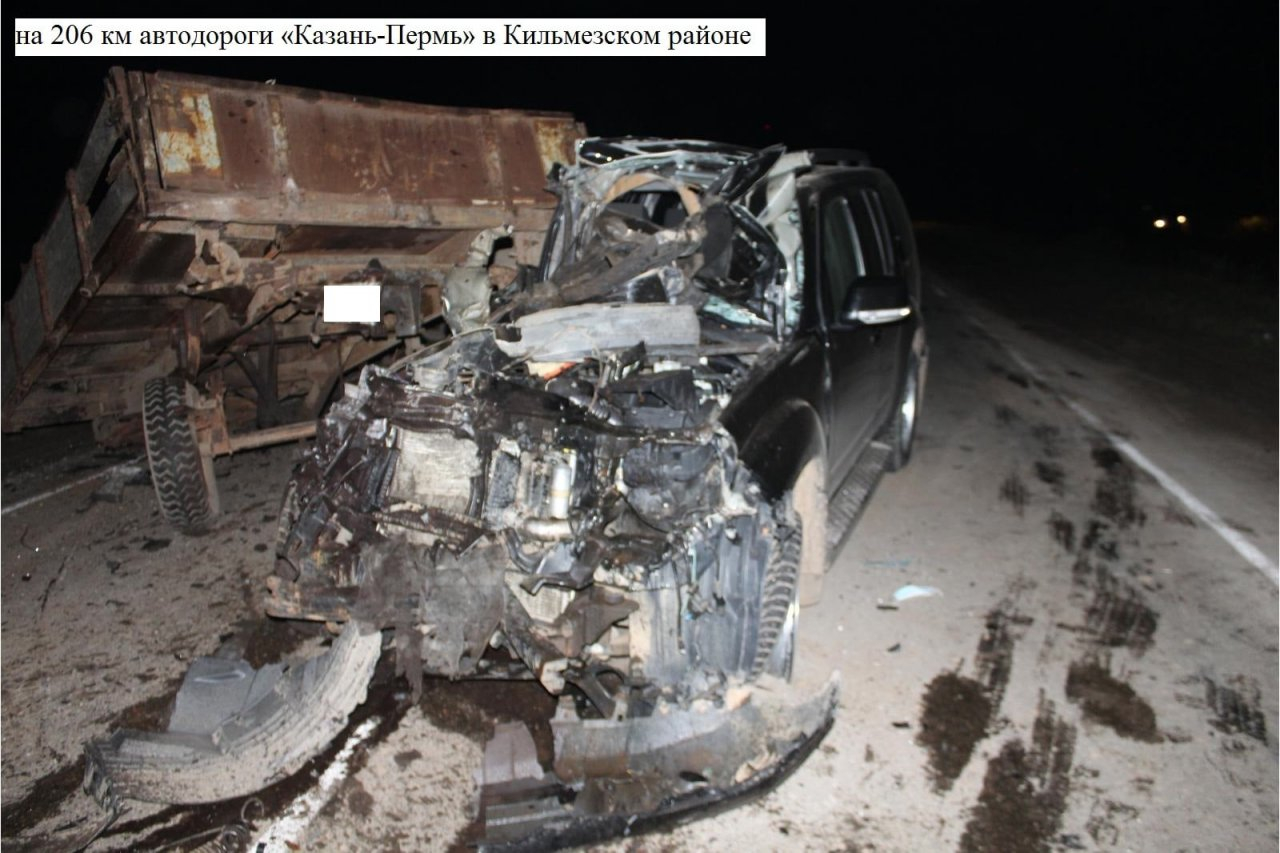 В Кировской области на трассе иномарка столкнулась с трактором
