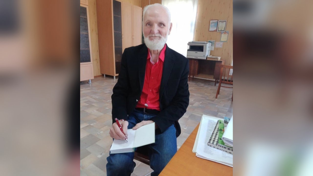 «Просил благословения на прививку»: 80-летний кировский писатель прошел вакцинацию от COVID-19
