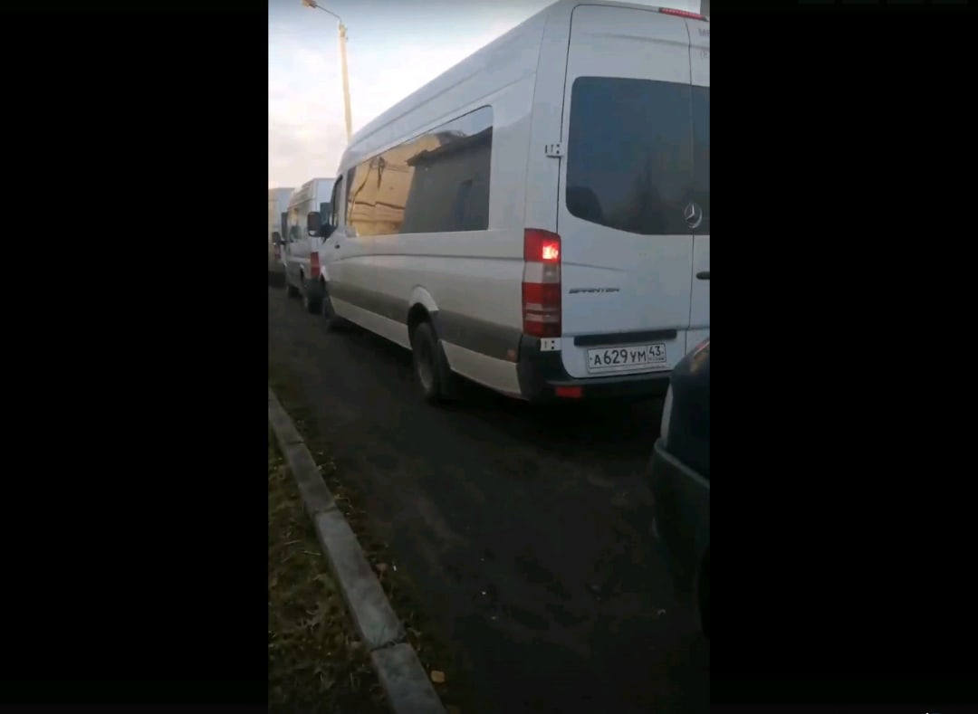 Кировчане сняли на видео огромную очередь из катафалков у морга
