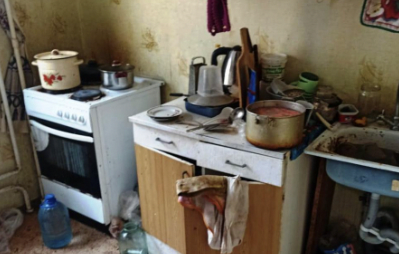 В Кирове полицейские спасли оставленного в запертой квартире двухлетнего ребенка