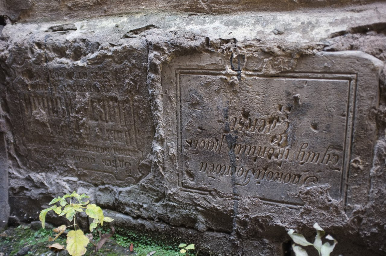 На зданиях троллейбусного парка в Кирове обнаружены могильные плиты