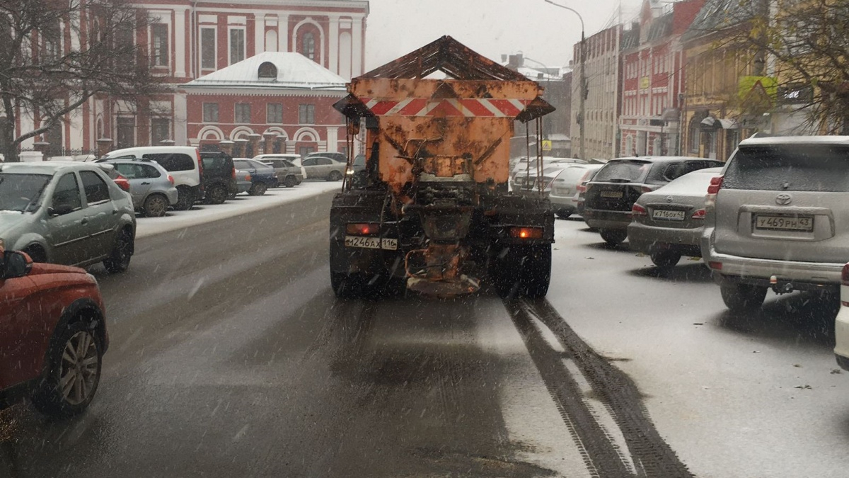 Из-за снегопада в Кирове дороги начали посыпать противогололедным реагентом