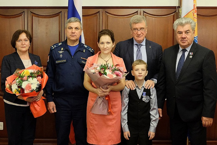 Кировского школьника торжественно наградили медалью за спасение девочки из ямы с кипятком