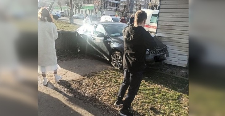 В Кирове машина молодоженов протаранила газетный киоск и остановку