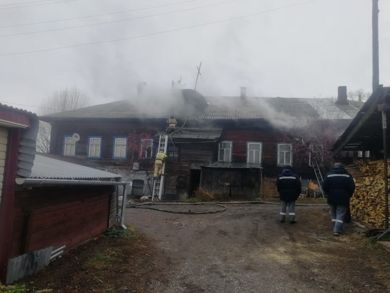В Кировской области эвакуировали 10 человек из-за пожара в многоквартирном доме