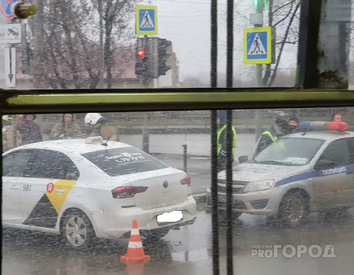 В Кирове на Октябрьском проспекте столкнулись три машины