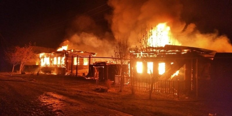 В Кировской области в большом пожаре сгорели два жилых дома
