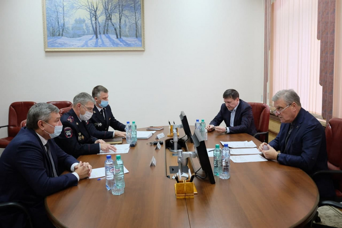 Светофоры нужно донастроить: губернатор провел совещание из-за пробок в Кирове