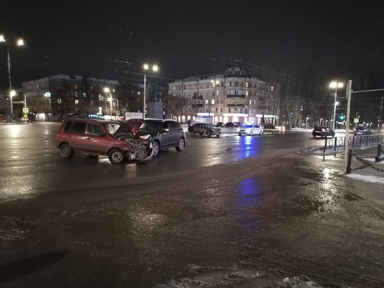В Кирове в тройном столкновении машин на Октябрьском проспекте пострадал человек