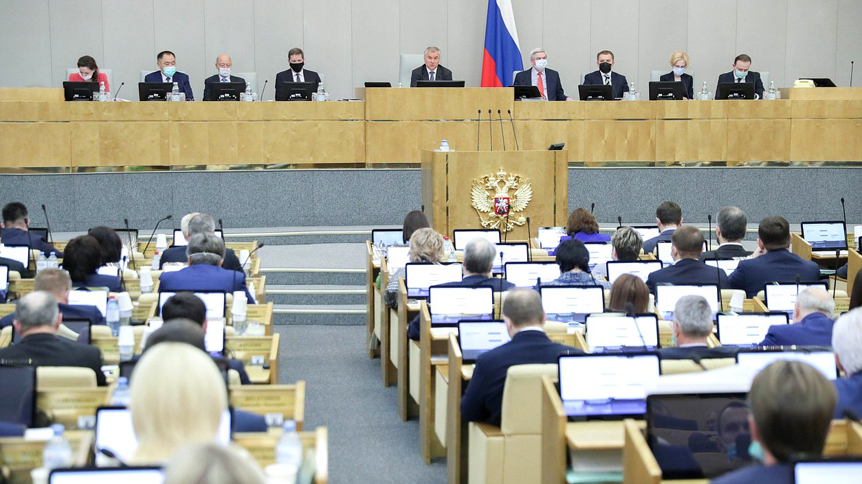 Депутаты предложили выдавать всем россиянам по 10 000 рублей