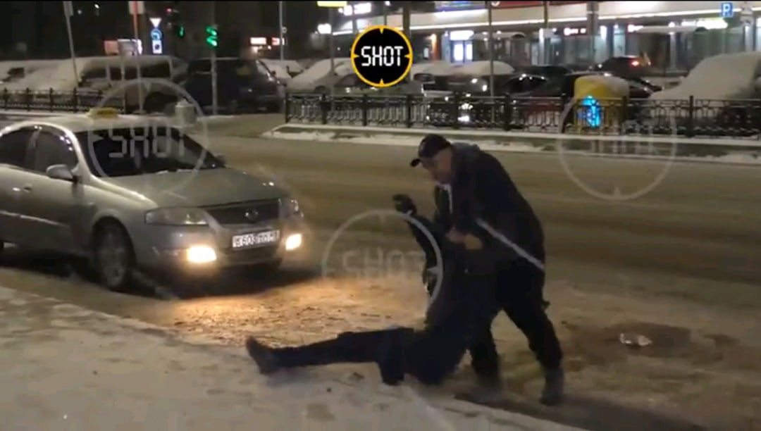 Кировский таксист избил бездомного и распылил перцовый баллончик ему в лицо