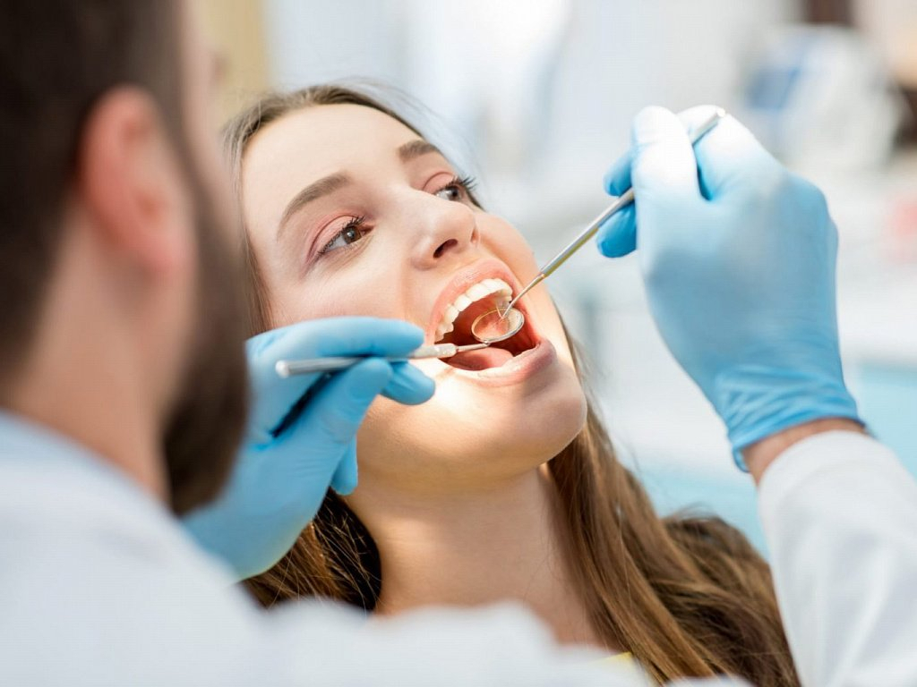 От чего зависит срок службы зубных коронок и как его продлить?