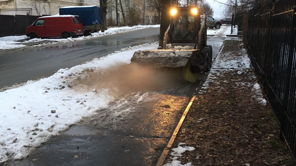 Кировские власти дали указание подрядчикам не допускать обледенения дорог