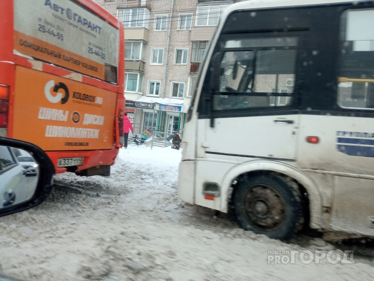 В Кирове при столкновении двух автобусов пострадали три пассажира