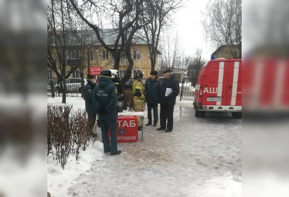 Кировскую школу окружили 11 пожарных машин