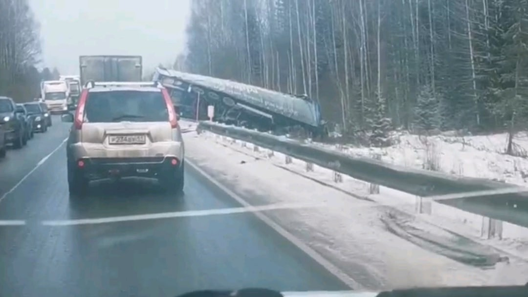 В Кировской области два грузовика оказались в кювете