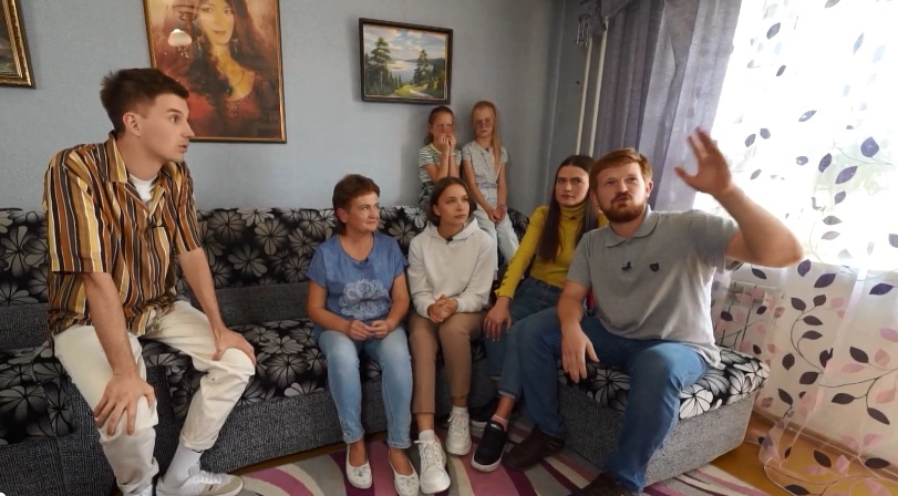 В Кирове гостиную семьи преобразила программа НТВ «Квартирный вопрос»