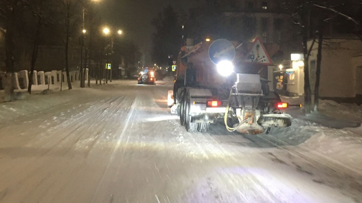 Снегопад заставил мэрию вывести на кировские дороги сто единиц техники
