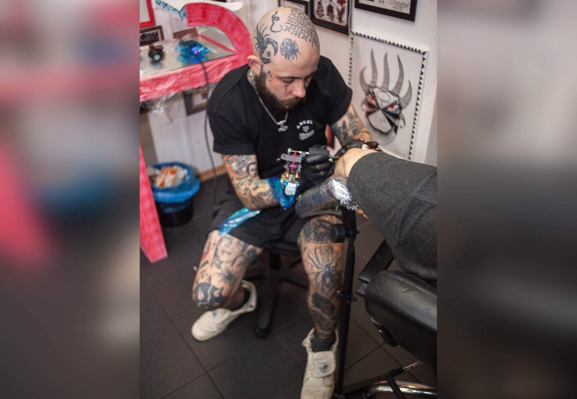 Сертификат на теле: кировские татуировщики высказались об изображениях в виде QR-кодов