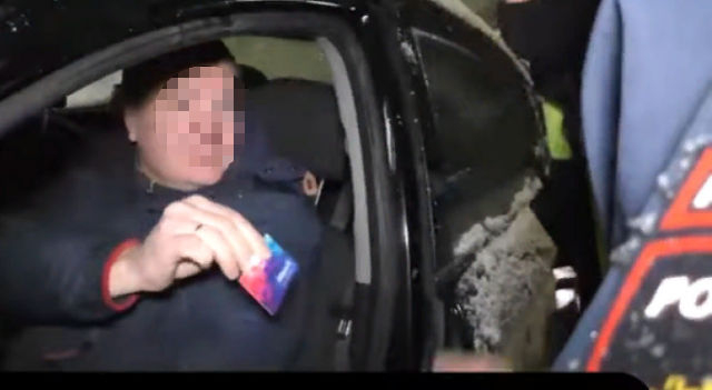 В Кирове водитель предъявил полиции вместо прав бонусную карту и ударил инспектора