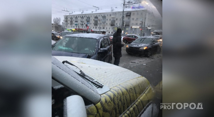 На перекрестке в центре Кирова разбились четыре машины