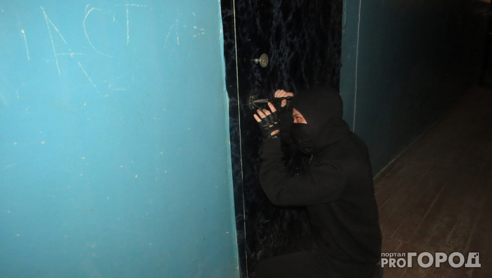 Кировские подростки вскрыли замки и пытались обворовать чужую квартиру