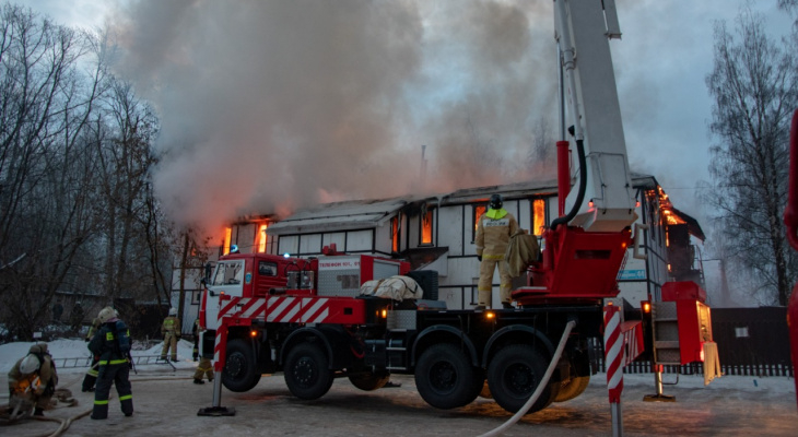 «Дети выскочили из дома в пижамах»: в Кировской области сгорел дом многодетной семьи