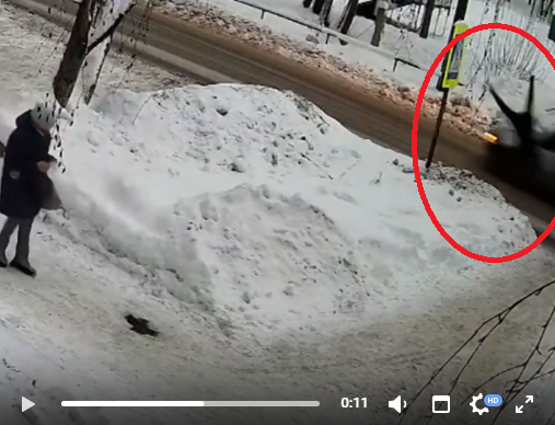 В Кирове водитель Renault сбил женщину: от удара пострадавшая подлетела над капотом