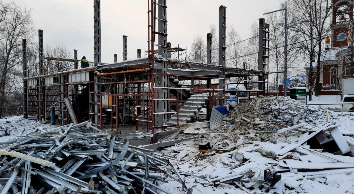 В Кирове на Луганской сносят самовольно построенный шинный центр