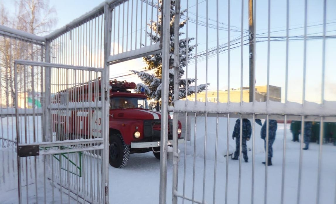 Колонию в Кировской области окружили пожарные машины