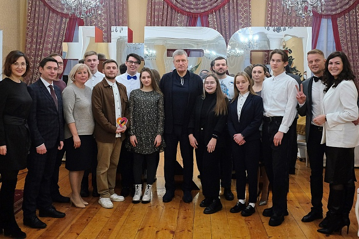 «Дарите добро тому, кому это жизненно необходимо»: губернатор наградил кировчан-волонтеров