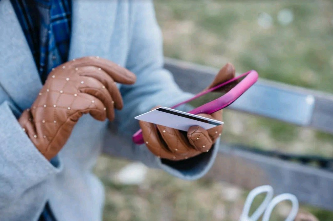 Одежда, гаджеты и косметика: билайн назвал самые популярные онлайн-покупки