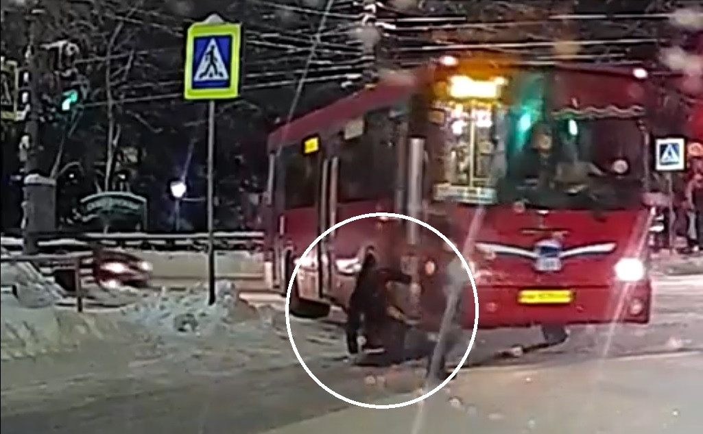 В Кирове водитель автобуса чуть не переехал пешехода