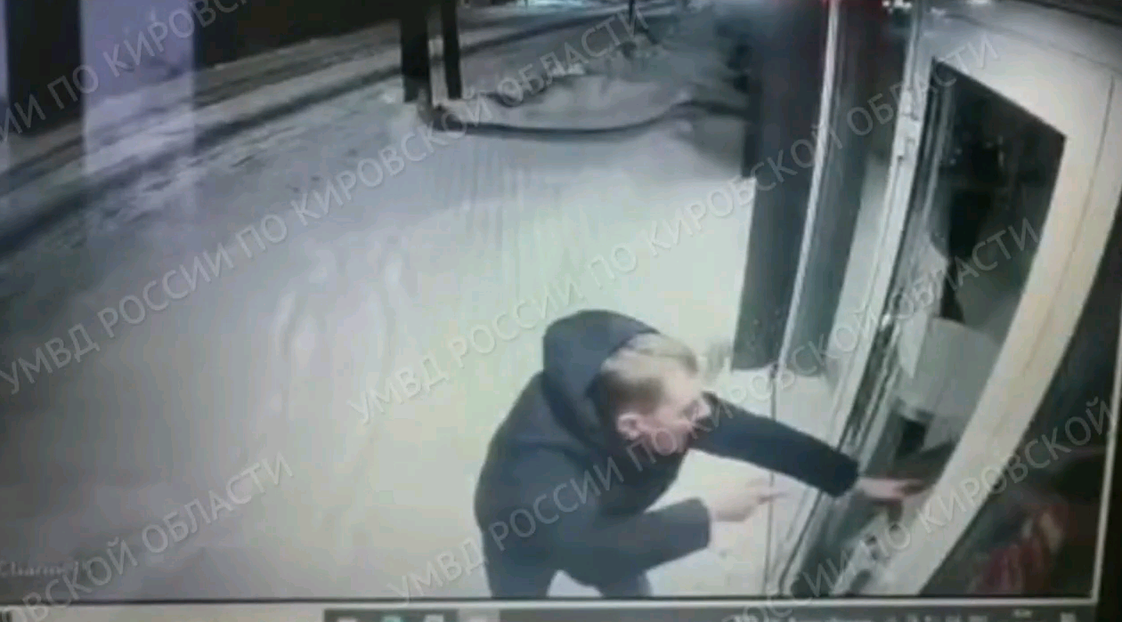 Кировчанин выстрелил полицейскому в лицо: происшествие попало на видео