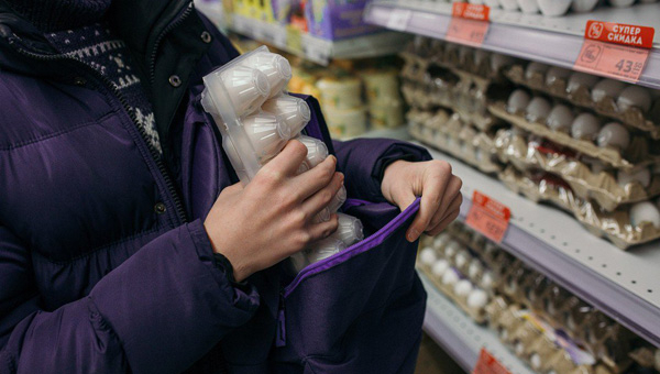 В Кирове находящиеся в розыске мужчины пытались вынести продукты из магазина
