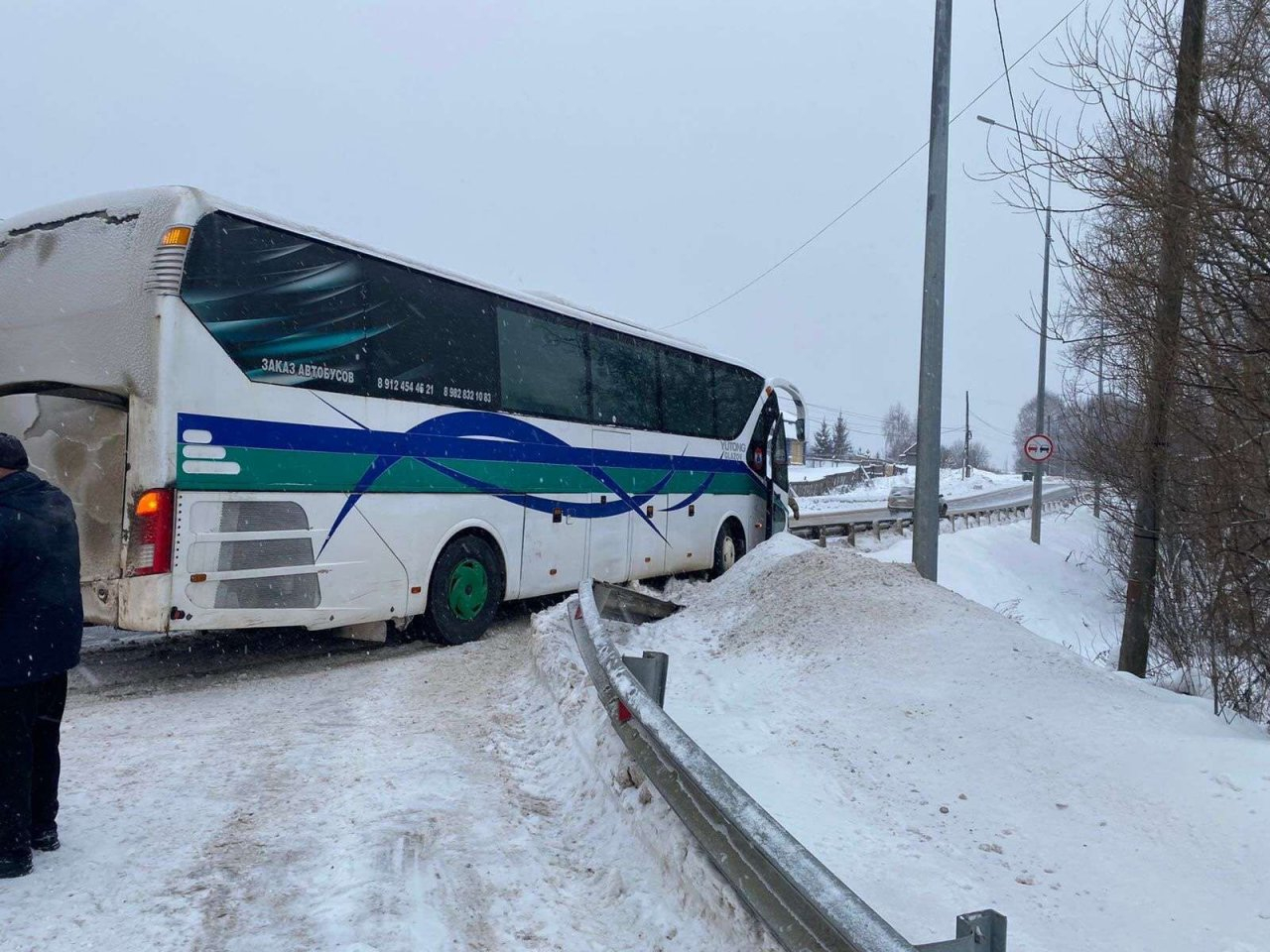 На трассе в Кирово-Чепецком районе автобус с пассажирами врезался в трактор
